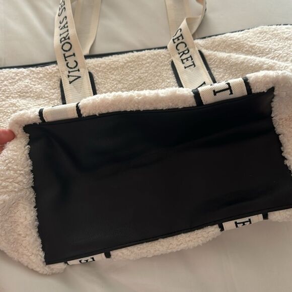 Victoria’s Secret ivory faux fleece zipper closure logo double strap tote. NWT. - Picture 4 of 7